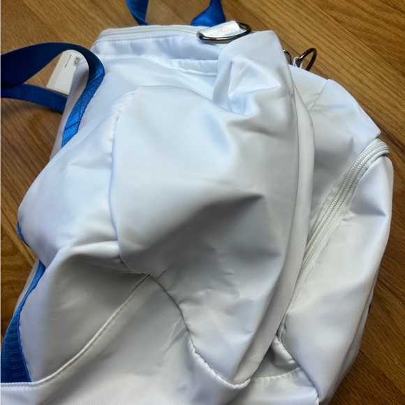 NWT Halara Weekender White & Blue Zipper Gym Duffle Bag with Shoulder Straps - Picture 8 of 13